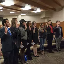 Alumnos de Derecho tomando protesta para para pertenecer a Phi Delta Phi