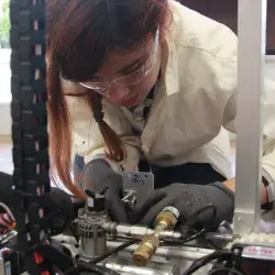 Integrante del equipo de Titanium Rams armando Robot