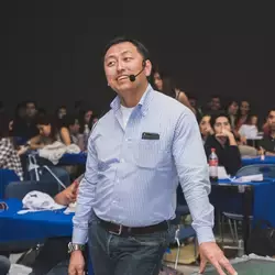 Hombre con microfono de diadema sonriendo