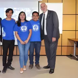 Los Líderes del Mañana de Chiapas, al lado del Rector y Director del  campus