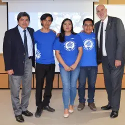 Los Líderes del Mañana de Chiapas, al lado del Rector y Director del  campus