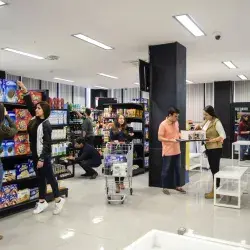 Alumnos en el laboratorio de retailing de Campus Sinaloa.