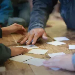 manos de niños participando en la actividad