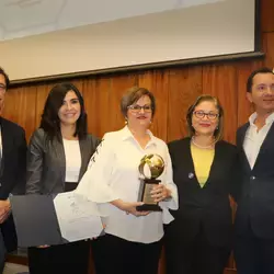 Equipo ganador del premio alma mater