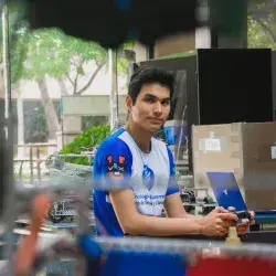 Estudiante manejando un robot con control remoto