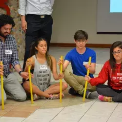 Alumnos trabajando en el taller