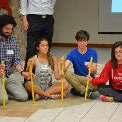 Alumnos trabajando en el taller