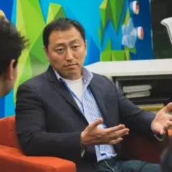 Ken Singer sonriendo durante entrevista