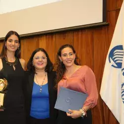 Integrantes de la Asociación EXATEC Saltillo con el Premio Alma Máter