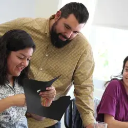 alumnos y profesor estudiando