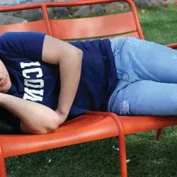 Alumno tomando una siesta