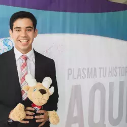 Estudiante sosteniendo un peluche de Borregos