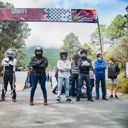 Grupo de alumnos posando con cascos puestos