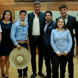 Elias Ayub con los jóvenes finalistas.