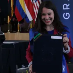 alumna con título