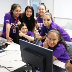 Niñas de secundaria aprender de informática