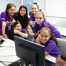 Niñas de secundaria aprender de informática