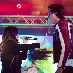 Pareja cantando en el escenario