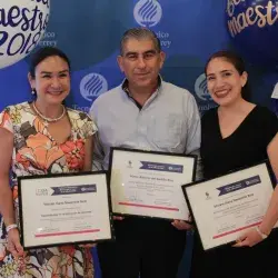 Profesores con sus reconocimientos.