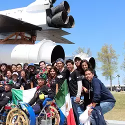 Equipo Fuerza México en competencia de la NASA