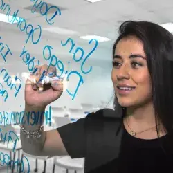 María Fernanda escribiendo en un pizarrón