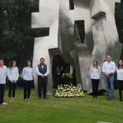 Alumnos de grupos estudiantiles en el cuarto aniversario luctuosos de don Lorenzo Zambrano