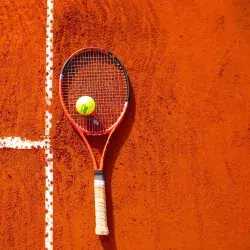 Raqueta y pelota de tenis