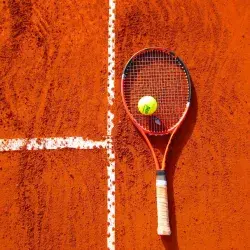 Raqueta y pelota de tenis