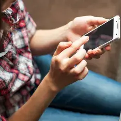 mujer con un celular en la mano