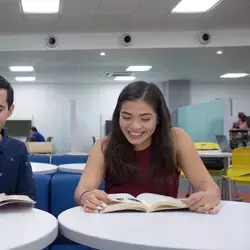 Amigos leyendo libros