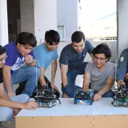 Alumnos de RoBorregos que compiten en la RoboCup 2018, en Canadá