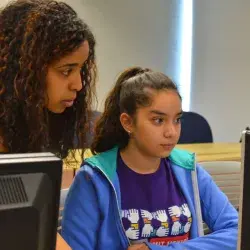 Alumna del MIT con niña mexicana
