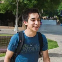 Joven alegre caminando