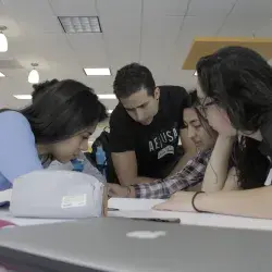 Estudiantes participando en el Rally APA
