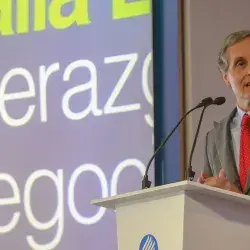 Daniel Servitje, recibiendo la Medalla EGADE al Liderazgo Global 2018