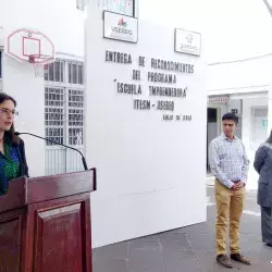 Dra. Bueckmann en la entrega de reconocimiento a profesores