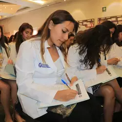 alumna firmando su carta compromiso