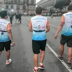 Corre maratón para apoyar a joven que lucha contra el cáncer