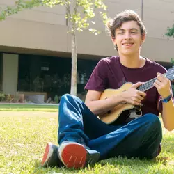 Juan Pablo tocando el ukelele.