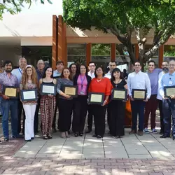 Foto grupal de todos los maestros reconocidos