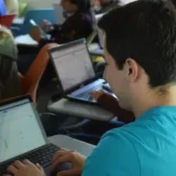 Alumno estudia el estado financiero de una empresa