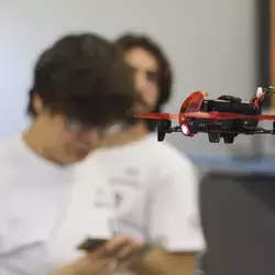 Alumnos usando dron