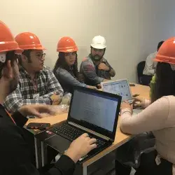 Alumnos de semana i colaborando en reto Fetasa 