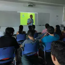 Roberto charlando con alumnos del tec