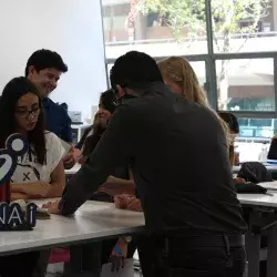 Alumnos del Tec de Monterrey trabajan en crear pictogramas.