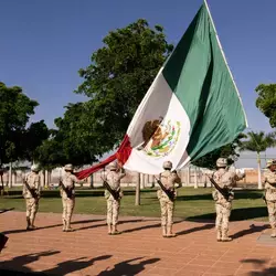 Izando la bandera de México