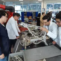 Alumnos trabando en el taller de mecánica