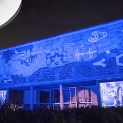 Rectoría se ilumina de azul por el #75añosTec (fotogalería)