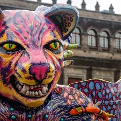 Celebran las tradiciones mexicanas con alebrije monumental