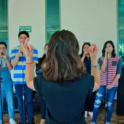 Los alumnos de canto se preparan para la puesta en escena.